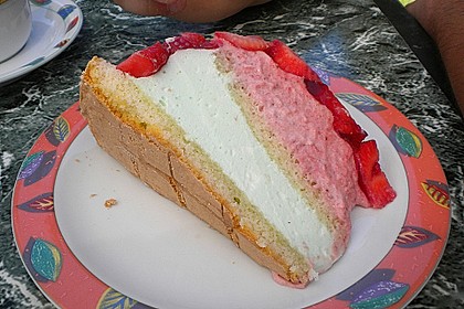 Mai - Torte mit Erdbeeren und Waldmeister 16