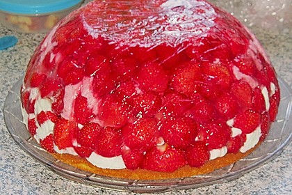Mai - Torte mit Erdbeeren und Waldmeister 12