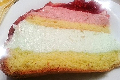 Mai - Torte mit Erdbeeren und Waldmeister 15
