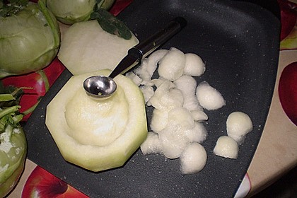 Gef&uuml;llte Kohlrabi mit Hackfleisch und Bechamelsauce