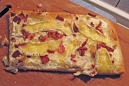 Flammkuchen mit Camembert
