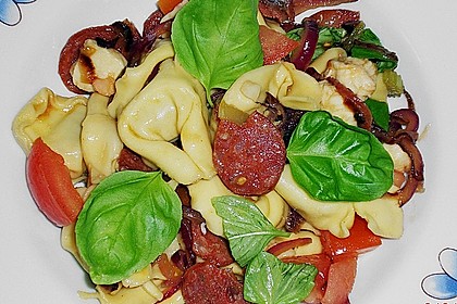 Lauwarmer Tortellinisalat mit Gem&uuml;se