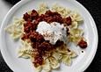 Schmetterlingsnudeln mit Hackfleisch und Joghurt