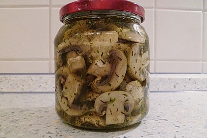 Eingelegte Pilze in Raps&ouml;l