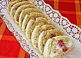 Mandelbiskuitrolle mit Kirschcreme