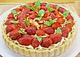 Erdbeerkuchen mit Minze und Pinienkernen