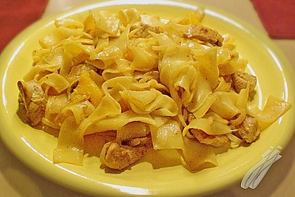 Nudelpfanne mit Putenstreifen, Pfirsich und Curry