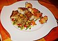 Gebratene Fischhappen auf Balkansalat