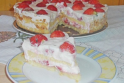 Vanille - Erdbeer - Torte &agrave; la K&auml;se - Sahne