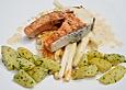 Kotelett vom Lachs auf gebratenem wei&szlig;en Spargel, mit Senfsabayon nappiert