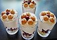 Amarettini-Zimt-Quark mit Erdmandeln und Sauerkirschen
