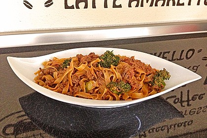 Brokkoli - Hackfleisch - Topf mit Nudeln