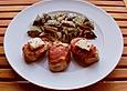 Schweinemedaillons im Speckmantel auf Zucchini - Sahnesauce