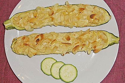 Zucchini mit Frischk&auml;se - Mandel - F&uuml;llung