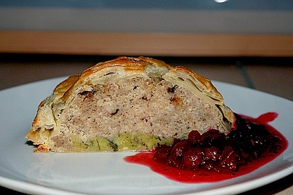 Paranussbraten in Bl&auml;tterteig mit Preiselbeersauce 1