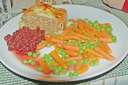 Paranussbraten in Bl&auml;tterteig mit Preiselbeersauce 12