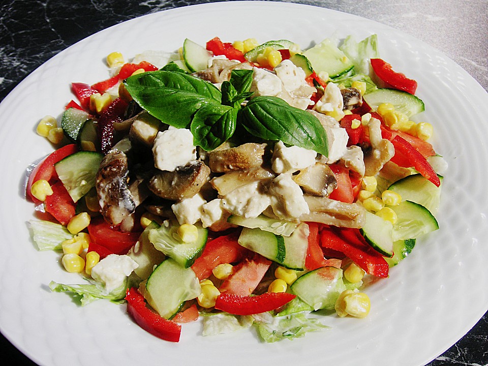 Salat mit Gemüse und gebratenen Käse - Champignons (Rezept mit Bild ...