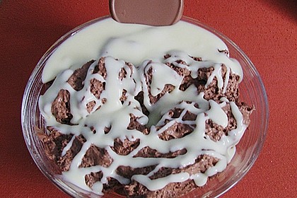 Leichte Mousse au chocolat mit wei&szlig;er Schokoladensauce