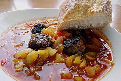 Chicas Paprikasuppe mit Fleischkl&ouml;&szlig;chen