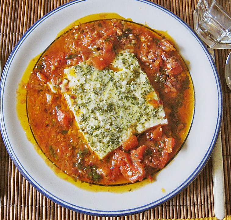 Feta (Schafskäse) auf Tomaten und Zwiebeln, in der Pfanne gebacken ...
