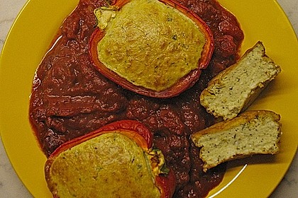 Flaumige Schafk&auml;se - Paprika auf Tomatensauce