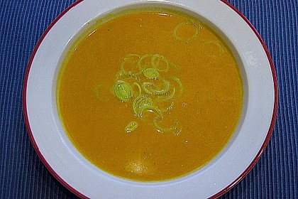 K&uuml;rbissuppe mit Lauchringelchen