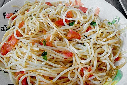 Spaghetti gebraten mit Basilikum und Tomate