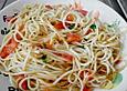 Spaghetti gebraten mit Basilikum und Tomate