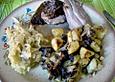 Bratwurst mit Speckkraut und Bratkartoffeln