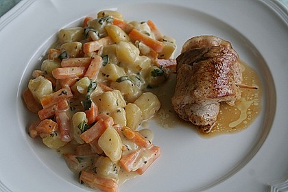 Schnitzelr&ouml;llchen auf M&ouml;hrengem&uuml;se