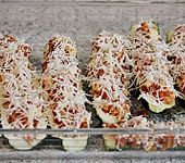 Vegetarisch gef&uuml;llte Zucchini (Bild)