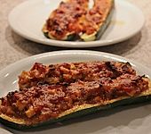 Vegetarisch gef&uuml;llte Zucchini (Bild)