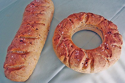 Kr&auml;uterbrot mit Oliven&ouml;l und getrockneten Tomaten