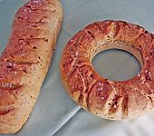 Kr&auml;uterbrot mit Oliven&ouml;l und getrockneten Tomaten (Bild)