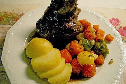 Lammstelzen mit M&ouml;hren, Kohlrabi und Schmortomaten 2