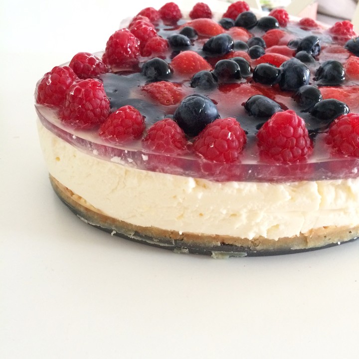 Joghurt - Sahne - Torte mit frischen Früchten (Rezept mit Bild ...