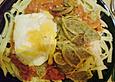Geschmelzte Maultaschen mit Spiegelei auf Tagliatelle mit Tomatensauce