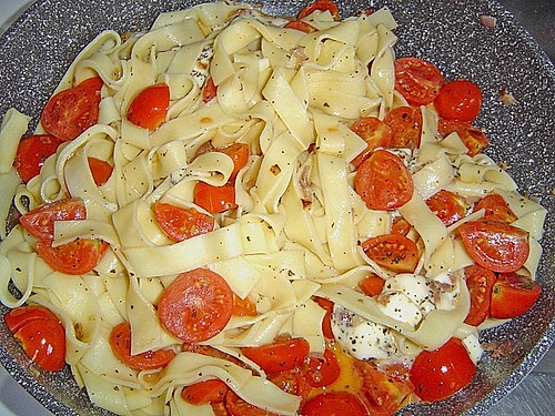 Bandnudeln mit frischen Tomaten, Mozzarella und Basilikum (Rezept mit ...