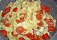 Bandnudeln mit frischen Tomaten, Mozzarella und Basilikum