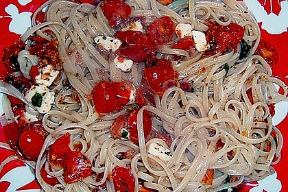 Bandnudeln mit frischen Tomaten, Mozzarella und Basilikum 1