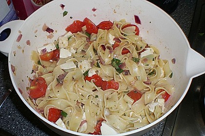 Bandnudeln mit frischen Tomaten, Mozzarella und Basilikum 3