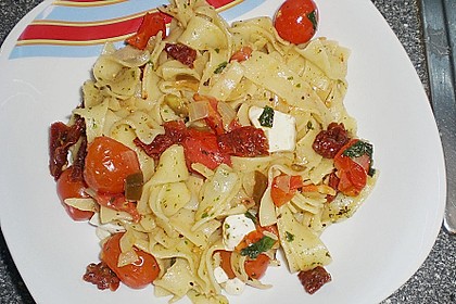 Bandnudeln mit frischen Tomaten, Mozzarella und Basilikum 4