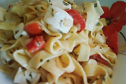 Bandnudeln mit frischen Tomaten, Mozzarella und Basilikum 6