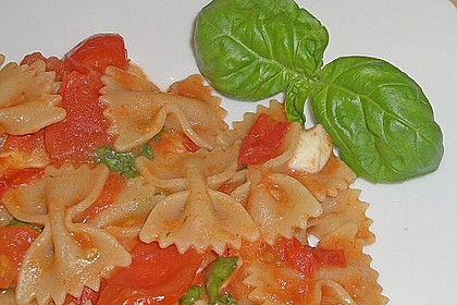 Bandnudeln mit frischen Tomaten, Mozzarella und Basilikum 9