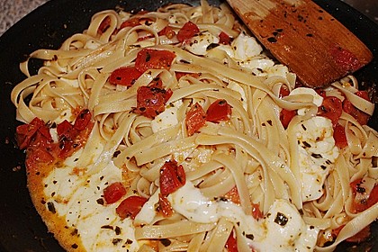 Bandnudeln mit frischen Tomaten, Mozzarella und Basilikum 10