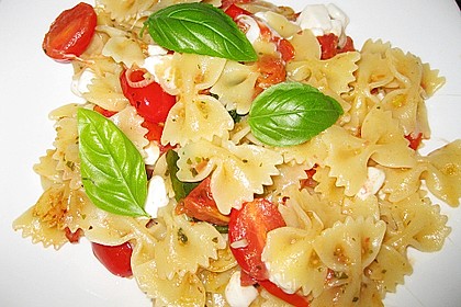 Bandnudeln mit frischen Tomaten, Mozzarella und Basilikum 11