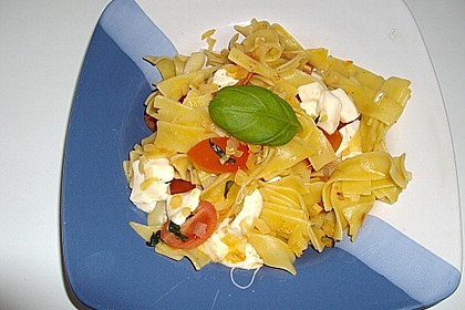 Bandnudeln mit frischen Tomaten, Mozzarella und Basilikum 12
