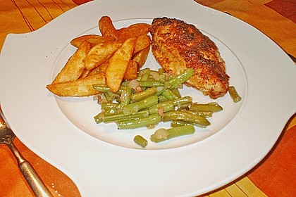 Kentucky French Chicken an knusprigen Kartoffelspalten mit gr&uuml;nen Speckbohnen