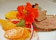 Karotten - Orangen - Salat mit Ingwer - Vinaigrette und ger&auml;ucherter Entenbrust