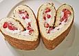 Biskuitrolle mit Erdbeeren